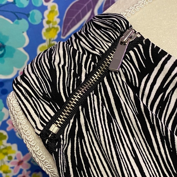 💕3 for $20💕 Black and white patterned blouse - Picture 4 of 6